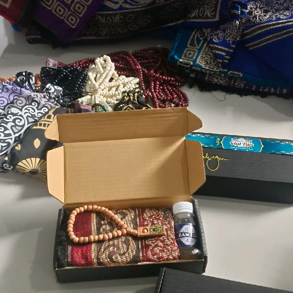 Gift Umroh/Haji, sajadah Rajut besar, Tasbih 33 dan air zam zam Muslim