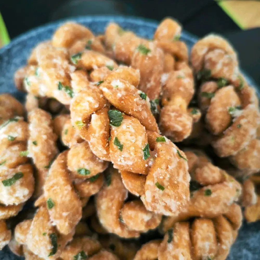 BÁNH QUẨY ( QUAY CHÈO) GIÒN SỐP THƠM NGON 1KG ( BÁNH KẸO MAI THI ) vị hành Ăn Vặt