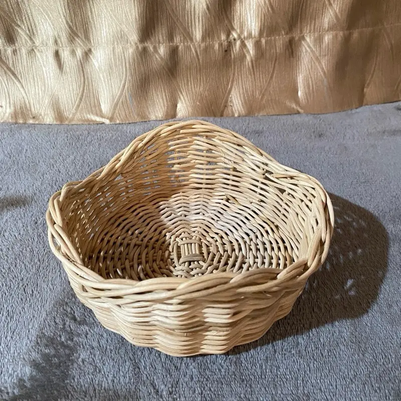 Keranjang Bulat Rotan Bergelombang bahan halus, tempat buah, tempat manik manik, tempat hampers.  Diameter 17cm