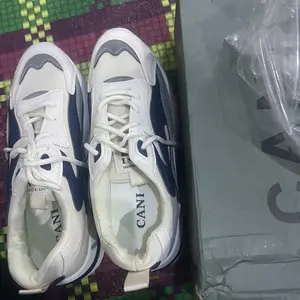 [INSTAN] Cani "Free Box" (Size 39 - 45) Pionyx Sepatu Pria Sneakers Sport Fashion Kasual Import - Sepatu Hitam Polos M8117