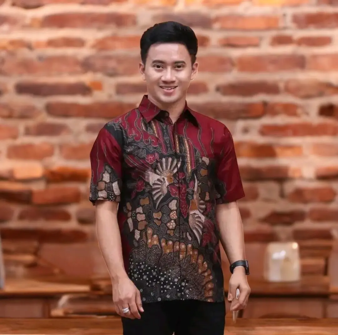 (Motif Manuk Tarung Merah Lengan Pendek) Kemeja Batik Pria Lengan Pendek Warna Merah Maroon - Baju Batik Pria lengan Pendek Dewasa