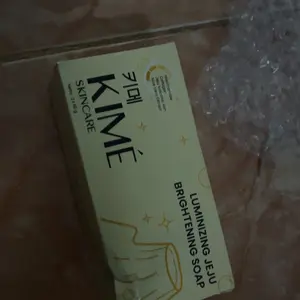 [BISA COD] KIME LUMINIZING JEJU BRIGHTENING SOAP 100Gr - Volcanic Ash Charcoal Niacinamide Collagen | Sabun Mandi Pemutih Badan Wajah Glowing Natural Mencerahkan Muka Kulit Tubuh Kaki Tangan Ketiak Whitening Booster Eksfoliasi Flek Hitam