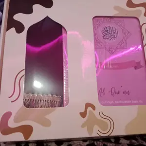 Hampers Giftbox AlQuran Custom Nama Murah A5 (Paket Bundling Sajadah/Pashmina) Muslim Lebaran Hijab Tasbih Motif Cowok CewekHampers Reguler Al-Quran A5 Custom Nama & Sajadah / Pashmina - by.may official