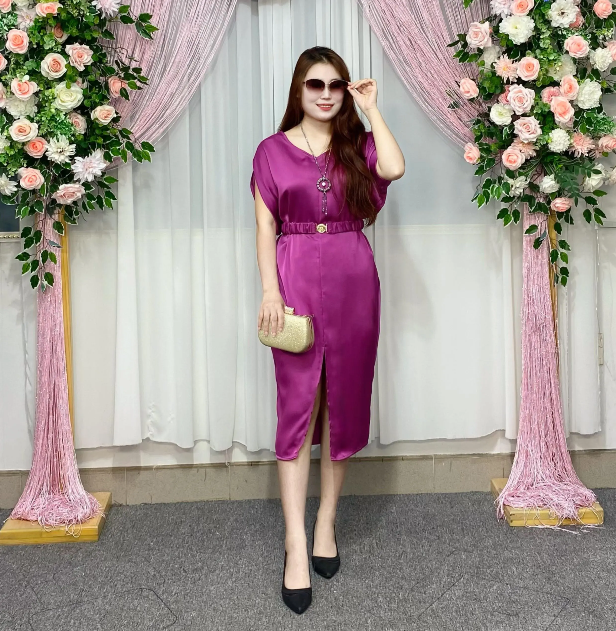 Đầm Suông nữ cổ tim 300009 Miss Hiền vải lụa cao cấp kèm dây xích beo tay cánh dơi.  Kem Women