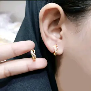 Anting Clip Titanium Motif Angka Delapan Terbaru 2026 Emas Earrings Perhiasan Berlian Elegan