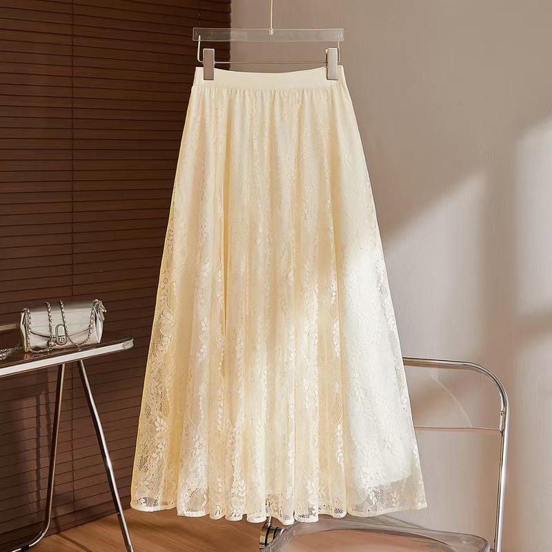 Chân váy trắng phong cách Pháp với phối ren khoét lỗ, cỡ lớn, cạp cao tôn dáng thon gọn, dáng đuôi cá