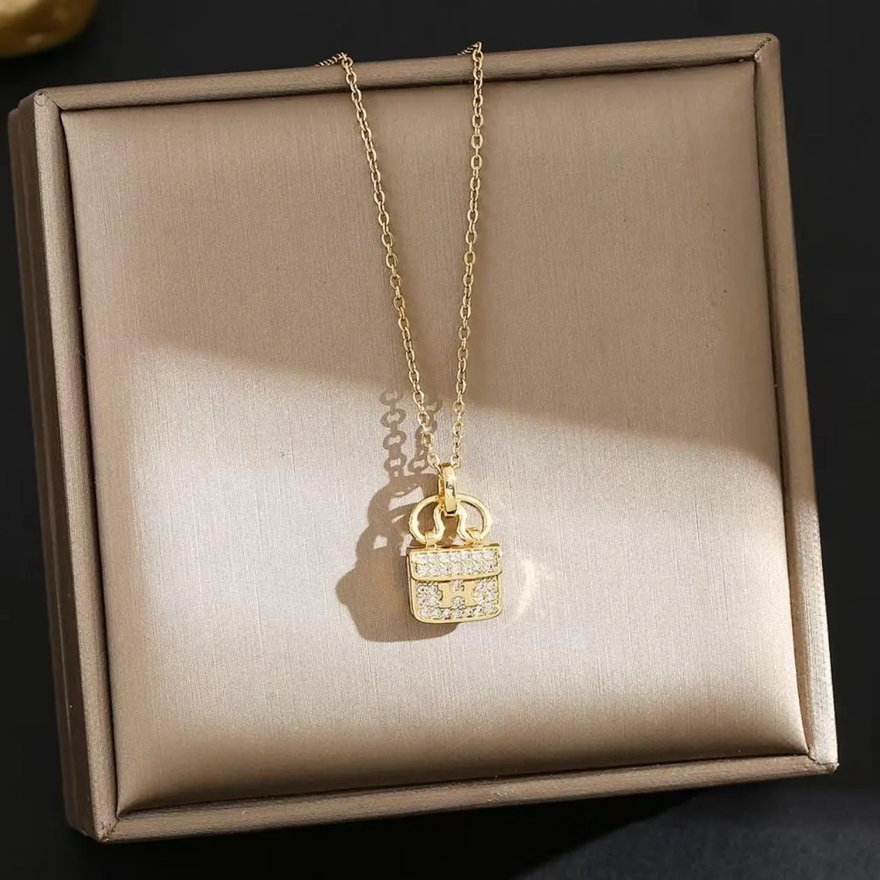 Kalung Hijab Liontin Tas MIni Aksesoris Mewah Wanita Kekinian Titanium Anti Karat Emas