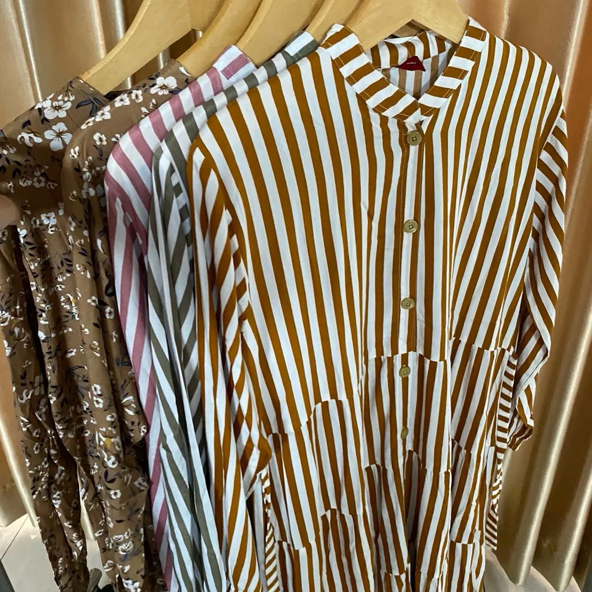 Atasan salur bunga sama polos