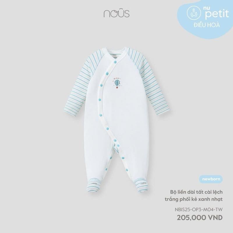Nous Bộ body liền dài tất cài lệch trắng phối kẻ xanh nhạt cho bé sơ sinh từ 3-6 kg. Chất vải nu peptit mềm mịn và co giãn tốt.