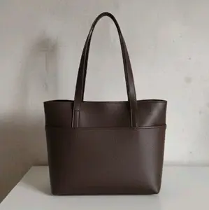 tas mediumtote bag (EIRA) ukuran sedang ini. kalian pasti suka karena ukuranya yang tidak terlalu besar. dan masih muat banyak ukuranya Px37 tx23 lx7,5