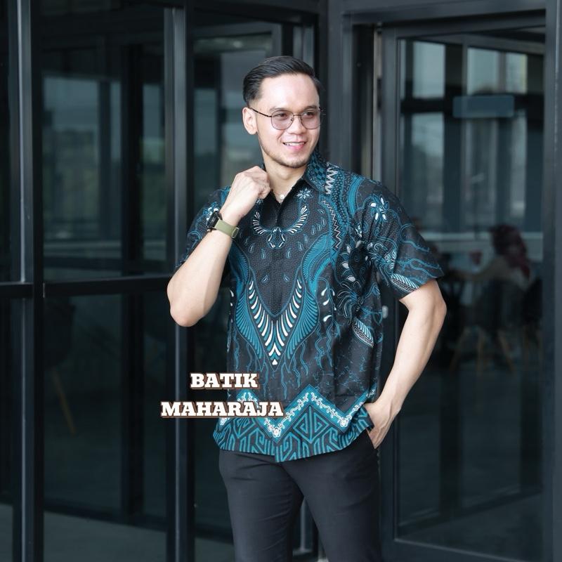 Kemeja Batik Pria: BIRU SEKTI perpaduan 3 warna antara BIRU (ice blue), HITAM dan PUTIH berkesan BERWIBAWA. 2
