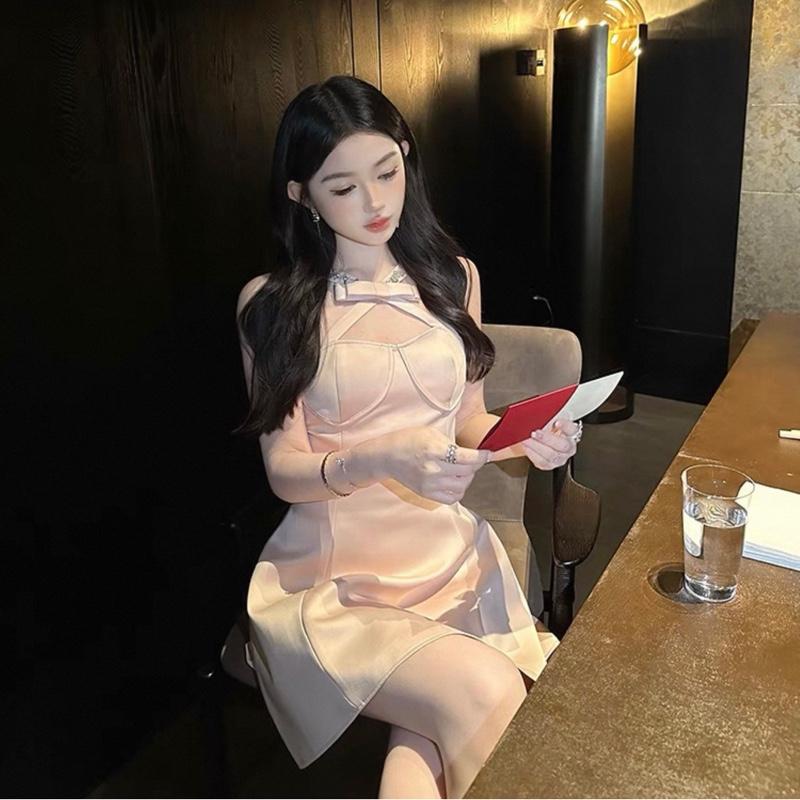 váy cổ đính đá màu hồng tiểu thư sang trọng