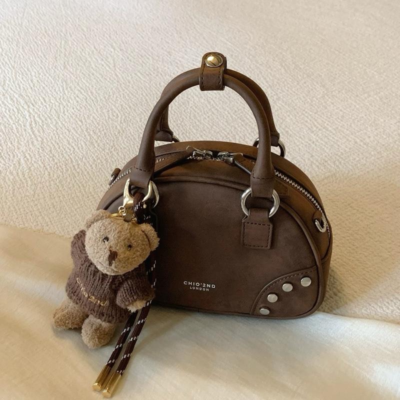 CHÍNH HÃNG Túi chio2nd dáng hạt đậu màu nâu đậm kèm charm gấu hãng