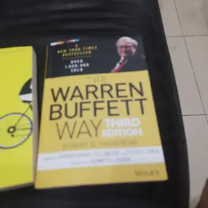 The Warren Buffett Way by Robert G. Hagstrom (English/Indonesia)