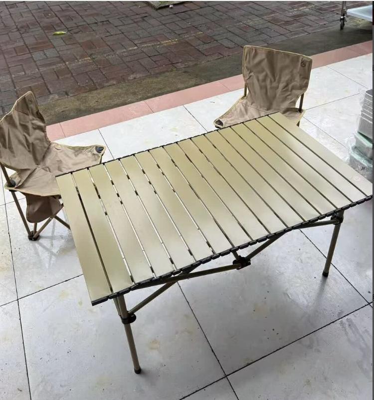 Bộ bàn ghế gấp ngoài trời gồm bàn dài và bốn chiếc ghế; bàn ghế dã ngoại gấp, dụng cụ dã ngoại