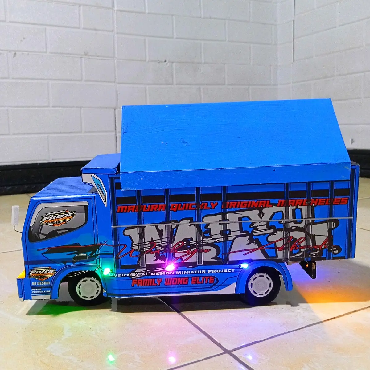 MAINAN MINIATUR TRUK OLENG BISA TAMBAH NAMA DAN FOTO MINIATUR TRUK OLENG FULL VARISI LAMPU DAN TERPAL MAINAN TERLARIS