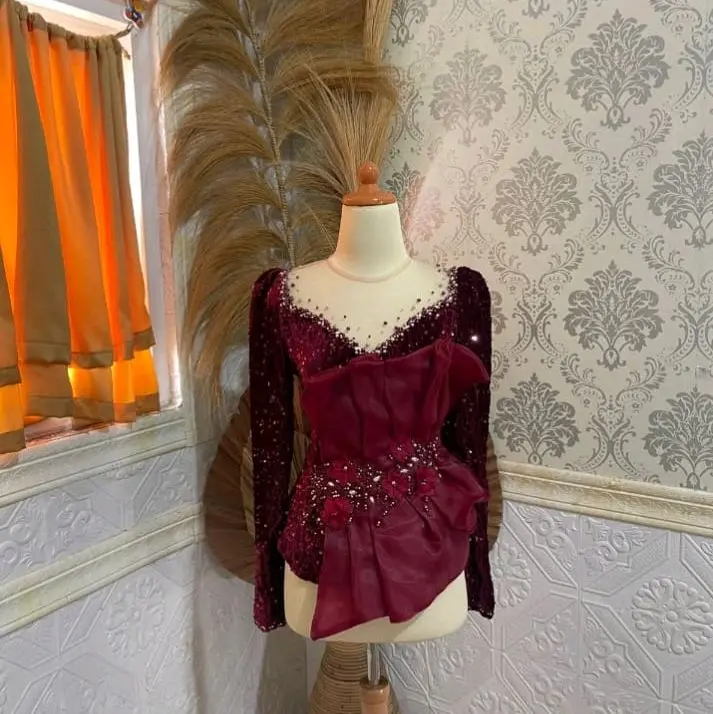 Kebaya berbahan dasar squen dengan hiasan organza dibagian depan untuk acara wisuda pernikahan kondangan dan acara formal lainnya.