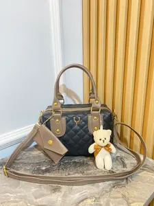 IRVANBAGSHOP TERIAZ BORDIR Tas Selempang Wanita 2 Ruang Model Santai Bahan Sintetis Tebal Tali Adjustable Multifungsi Minimalis dengan Aksesoris Boneka Imut Desain Elegan 20x15x10cm Kulit