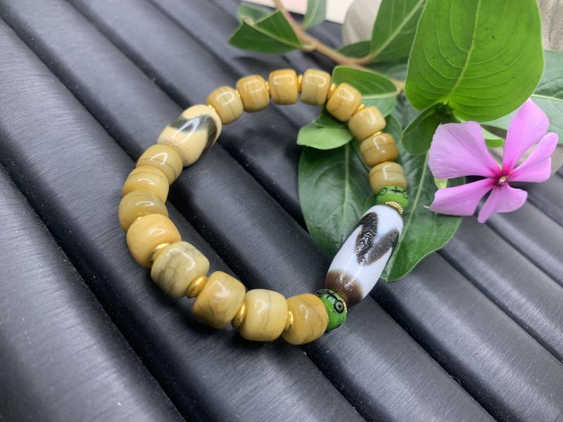 Product Introduction of Fashionable jewelry, Tibetan Dzi beads. Blessings and empowerment from the snowy plateau.11588 They have been empowered and blessed in the temple. 5