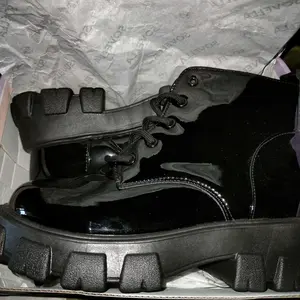 SOVELLA Rachel Sepatu Kerja Fashion Boots Kasual Hitam Polos Nyaman Wanita Karet Shoes