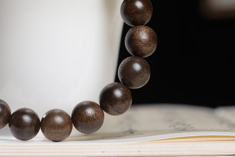 Product Introduction of Benefits: Brunei soft silk black oil agarwood bracelet Natural wild old material agarwood Oil-rich agarwood 5