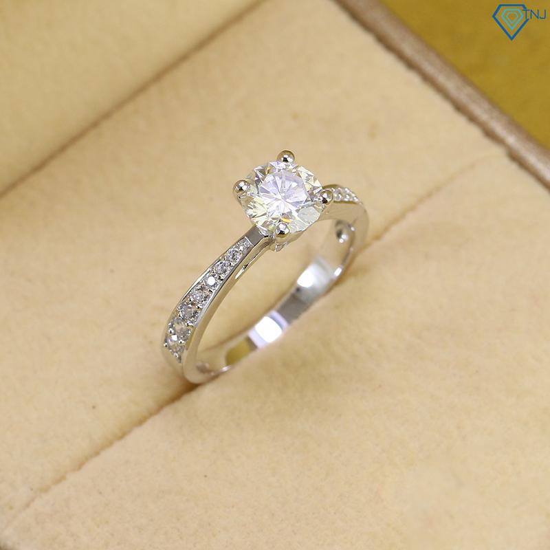 Nhẫn cầu hôn nữ kim cương moissanite 6.5mm kiểm định GRA khắc tên sang trọng…