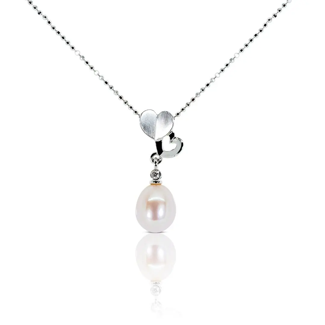 Beautiful 0.03ct Diamond Pendant with Pearl