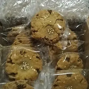 Kue renyah isi krim telur, camilan yang enak untuk sarapan atau teman minum teh sore.