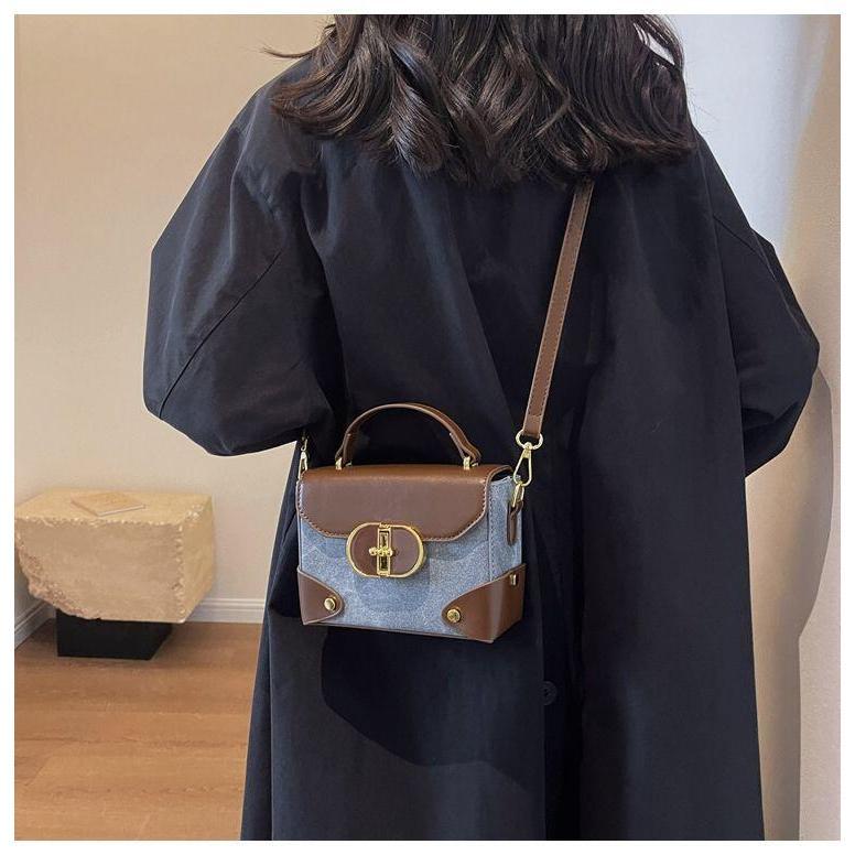 Product Introduction of This year's popular for women in autumn and winter, versatile 2024 new single shoulder crossbody bag, portable box, small square bag 10