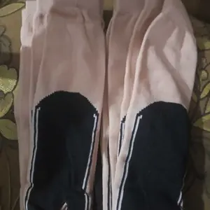 ( 6 PASANG ) KAOS KAKI JEMPOL MUSLIMAH / KAOS KAKI WANITA DEWASA 2 JARI WARNA CREAM TELAPAK HITAM BAHAN LEMBUT ELASTIS