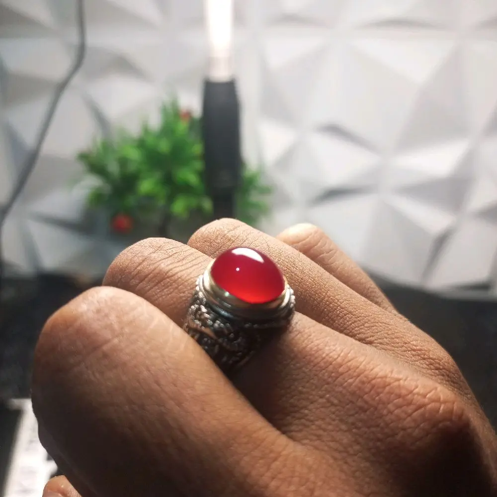 Cincin Batu Merah Muda dengan Desain Elegan dan Detail yang Menarik