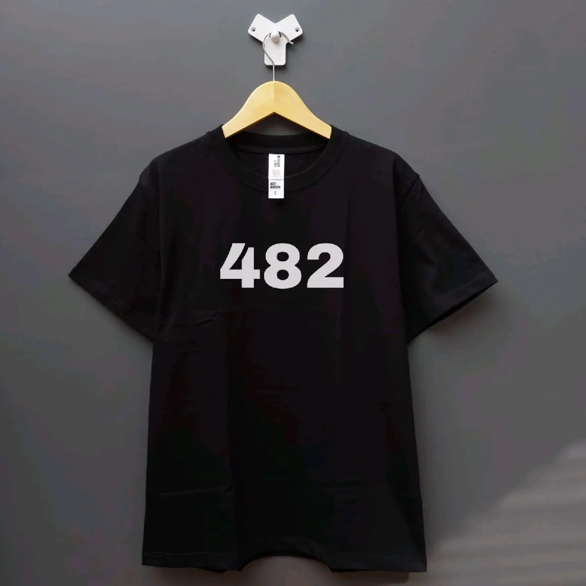 Kaos Distro Hitam Lengan Pendek Logo 482 Katun Combed 16s Builtup Pria Wanita - Oblong