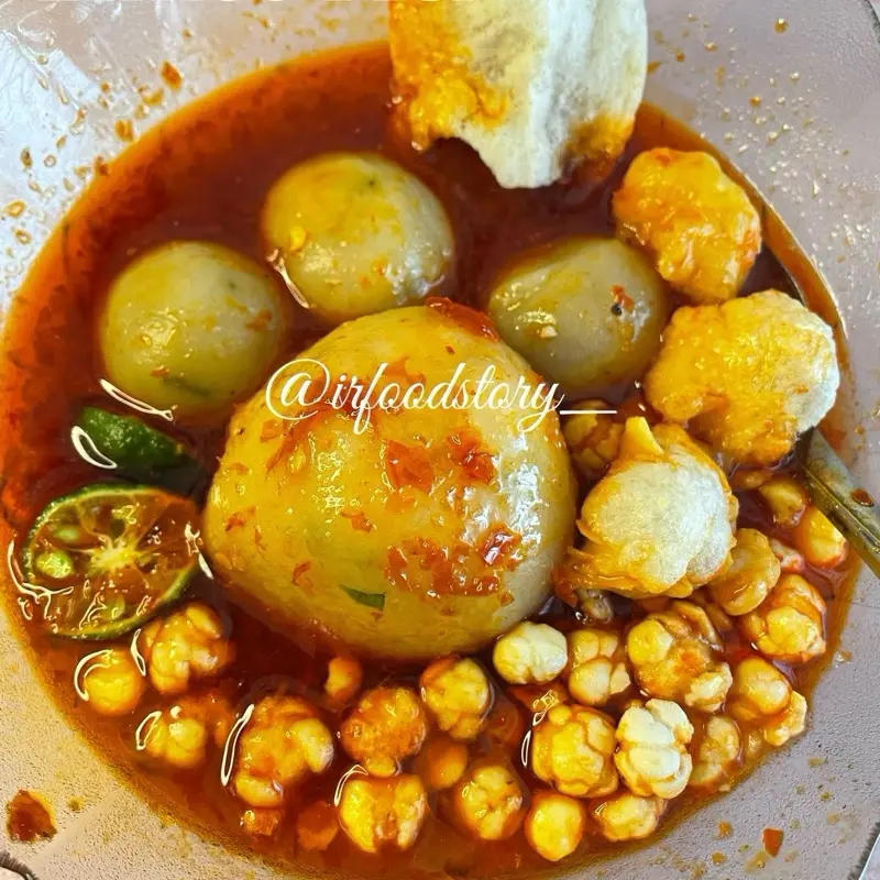 Bakso aci @irfoodstory_  Produk homemade by irma kitchen. Bakso aci dengan 3 varian yaitu : boci ayam suwir, boci isi telur ayam utuh, dan boci isi gajih/rawon sapi