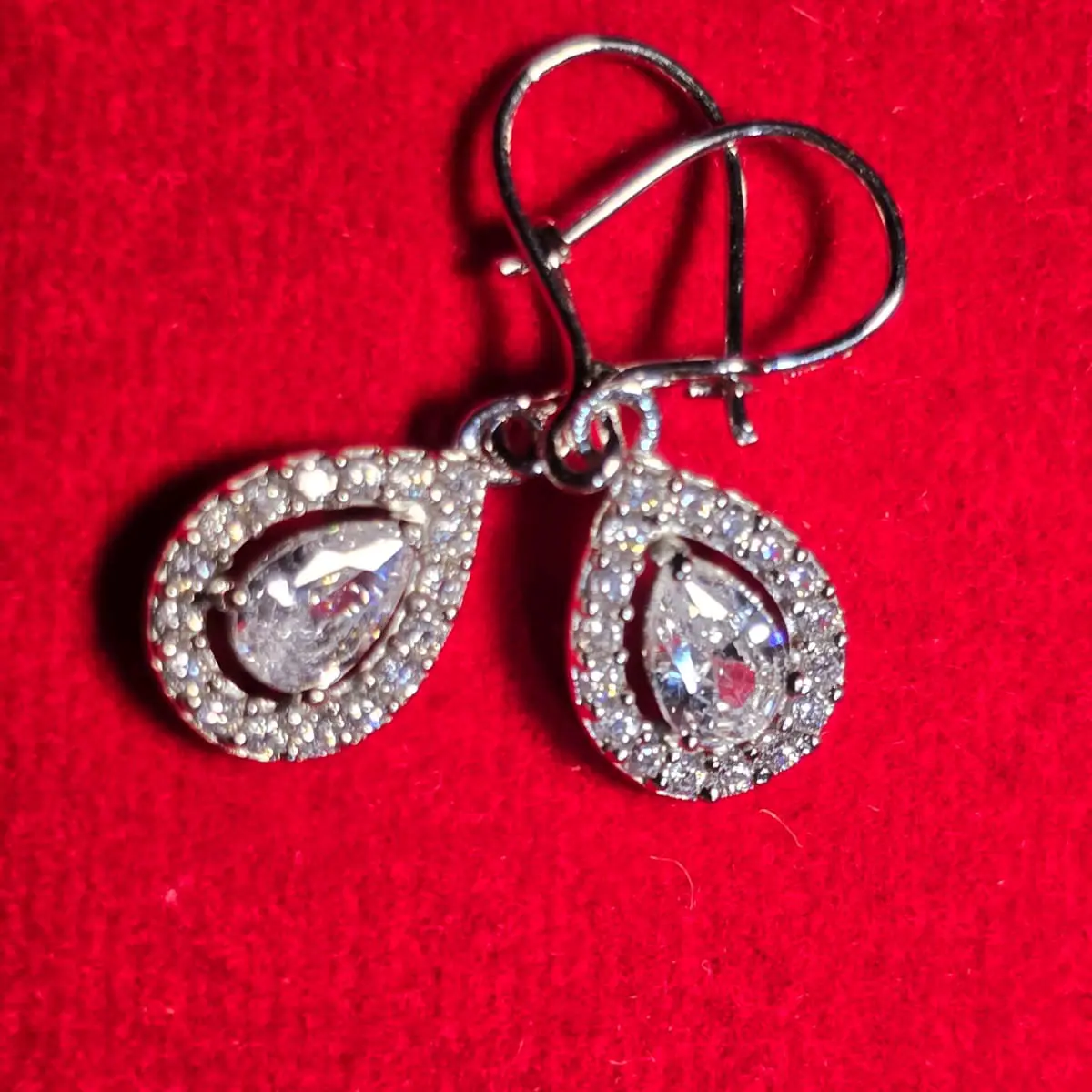 Anting Wanita Perak Bentuk Tetes Air Mata Putih
