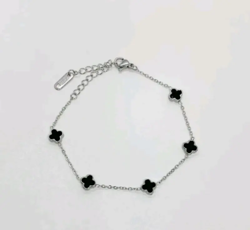 Gelang Tangan Titanium Wanita Daun Semanggi Kecil Anti Karat Selamanya 3