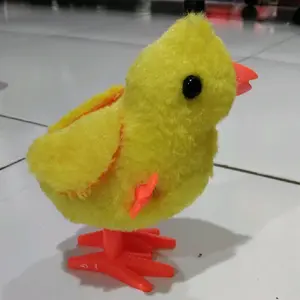 mainan anak lucu ayam bulu bisa jalan  dgn warna kuning cerah dan desain menggemaskan