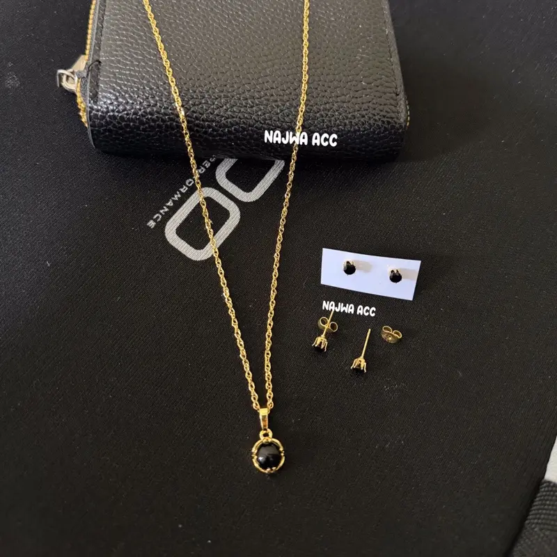 SATU SET KALUNG DAN ANTING PRMTA HITAM SIMPEL ANGGUN DAN ELEGAN ANTI KARAT DAN TAHAN PUDAR Permata