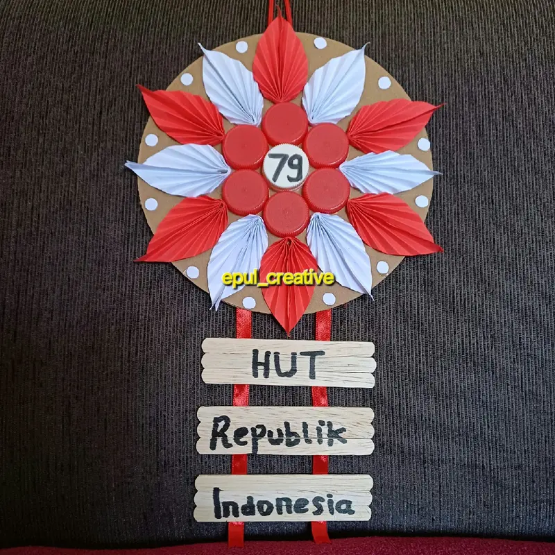 prakarya hiasan dinding merah putih dari kardus,tutup botol,kertas warna dan stik eskrim 2