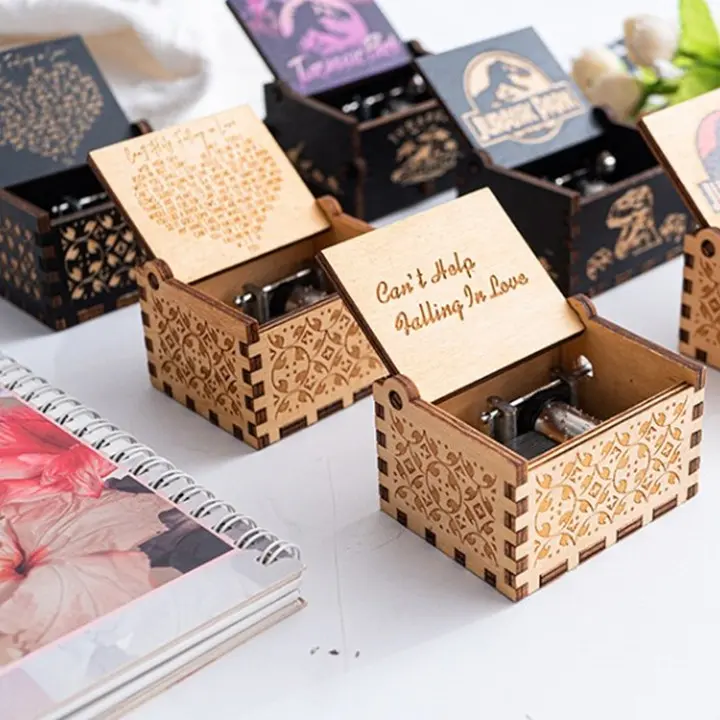 Kotak Musik Kayu Manual Vintage - Music Box Putar Hadiah Unik & Estetik (Ukiran, Premium, Klasik) - Yuumi Alpha UNM2A