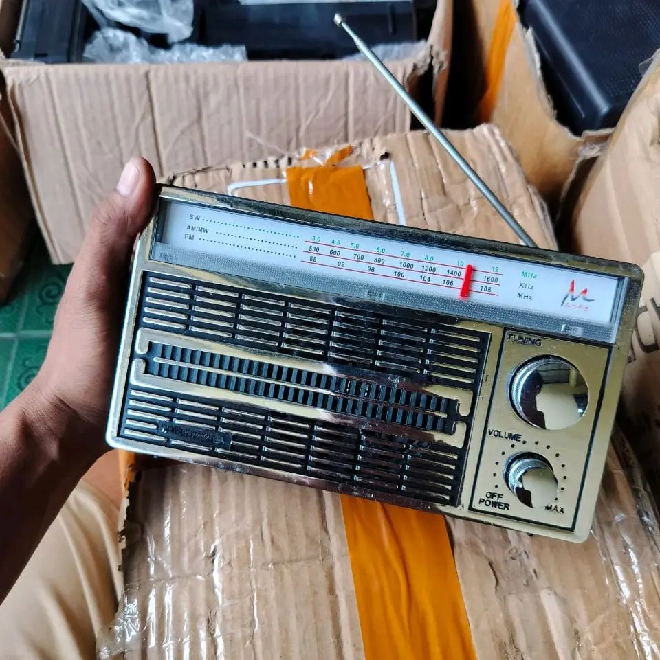 Radio Nostalgia Analog AC/DC dengan Tuning dan Volume Kontrol Frekuensi AM/FM SW/MW 3.0-106.0 MHz Sinyal Kuat Banyak Channel Cocok untuk Pemutar Musik dan Informasi
