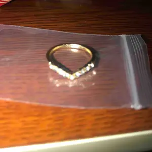 COD Cincin Titanium Anti Berkarat Cincin Titanium Wanita Anti Karat Cincin Berlian Bentuk V Cincin Titanium Wanita Fashion Aksesoris