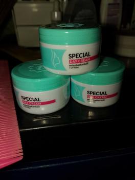 Product Review of ( paket 3 botol ) Viva Special Day Cream - UV FILTER 22 gr from w**💕 0