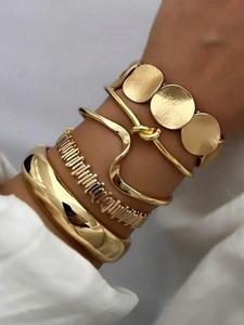 Conjunto de 5 brazaletes metálicos anchos con diseño geométrico exagerado estilo vintage, perfecto para uso diario y regalos