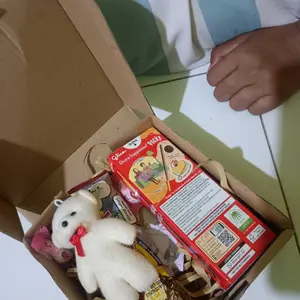 Hampers Mini Giftbox Cokelat Silverqueen dengan Ganci Boneka dan Bucket Bunga Mini - Snack, Cemilan, Chocolate, Food