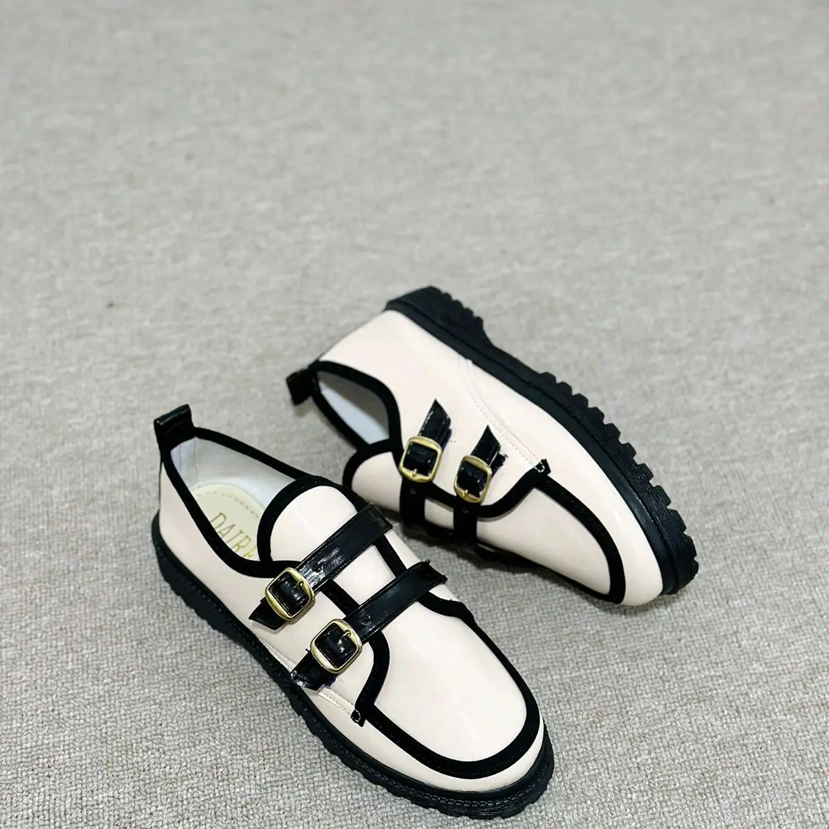SEOJIN - sepatu wanita slip on docmart model terbaru 2024 warna Cream