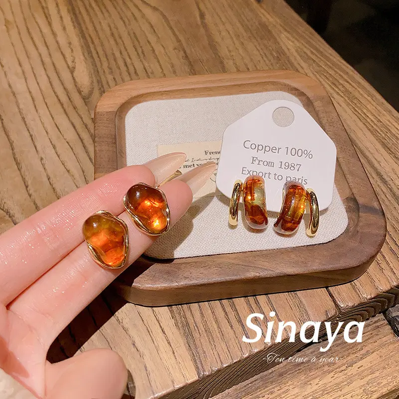 [Sinaya] Anting Wanita Warna Amber Bentuk Acak Desain Klasik Elegan Serbaguna Q1764