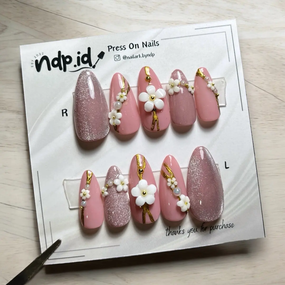 Press On Nails | Kuku Palsu | Fake Nails | Wedding | Engagement | Wisuda | Gel Polish | Cat Eye | 3D | Maroon | Nude | Lilac | Purple silky cat eye nail