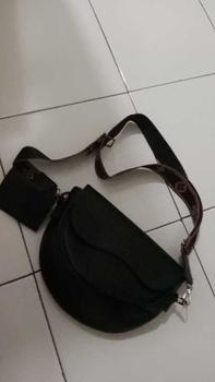 Product Review of Akaci store | ZURAA Tas selempang wanita Terbaru 09-8233 Bahan Sintetis  kuliah kerja kantor ibu Polos Kulit PU kuliah kerja pesta from A**👀 1