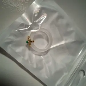 [Yukui]Cincin Jari Telunjuk Onyx Putih untuk Wanita dan Siswa Cincin Berlubang Motif Bunga Y633
