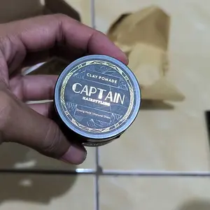 Captain Hairstyling Clay Pomade 30gr / Pomade Pria / Strong Hold / Natural Shine / Volumizing / Membuat Rambut Tampak Lebih Tebal / Mengatasi Rambut Lepek Styling Rambut